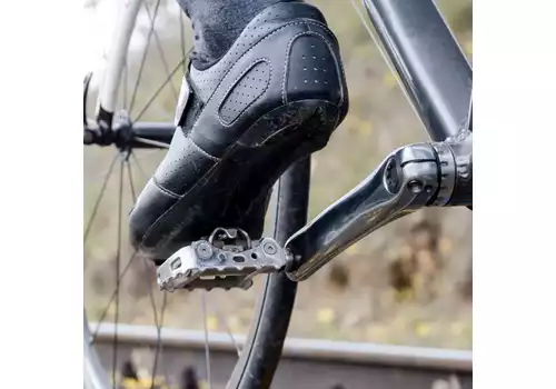 Cum se instalează corect crampurile în pantofii de ciclism?