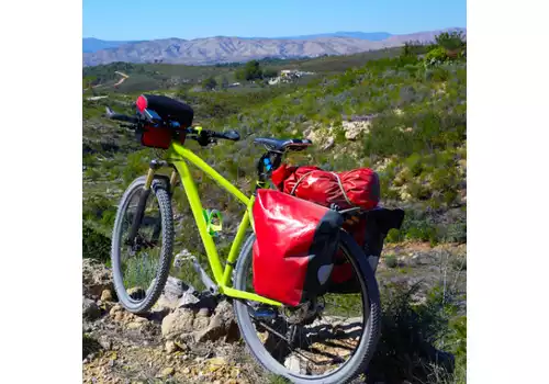 Rucsac de bicicletă sau sacoșe de bicicletă pentru călătorii scurte cu bicicleta?